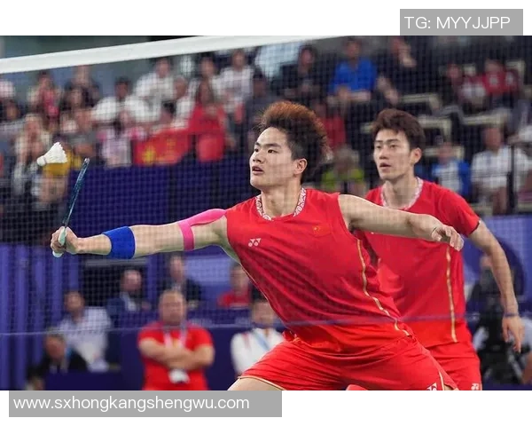 足坛巨星头戴发带亮相赛场展现独特风采引领时尚潮流