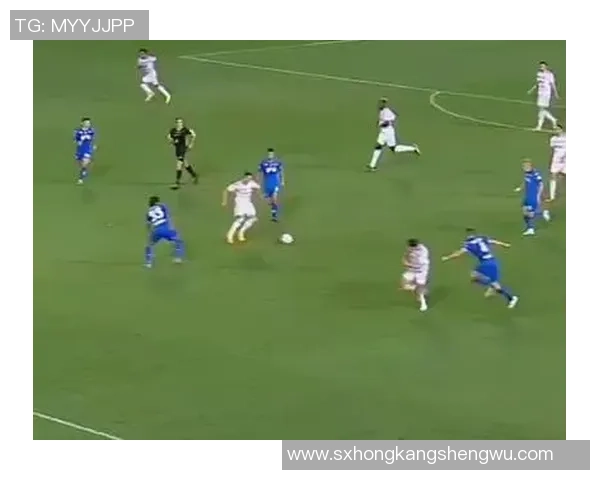 足球巨星飞身救球瞬间定格展现拼搏精神与团队荣耀